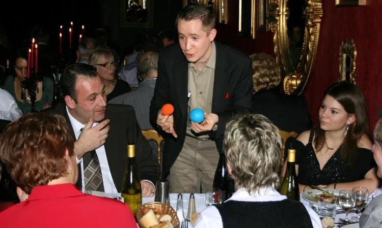 Tour de magie à la table pendant un dîner