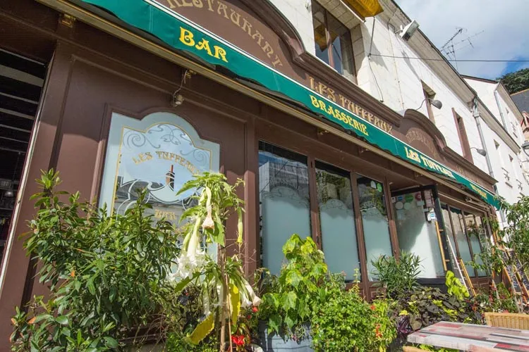 L’auvent vert du restaurant Les Tuffeaux à Montrichard