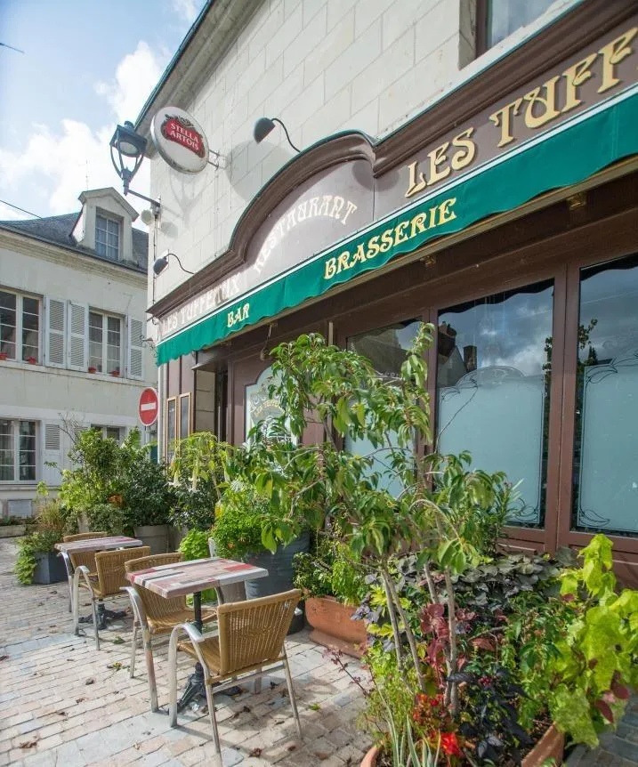 La place de l’église et le restaurant Les Tuffeaux à Montrichard