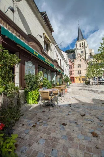 La terrasse des Tuffeaux et l’église de Montrichard en été