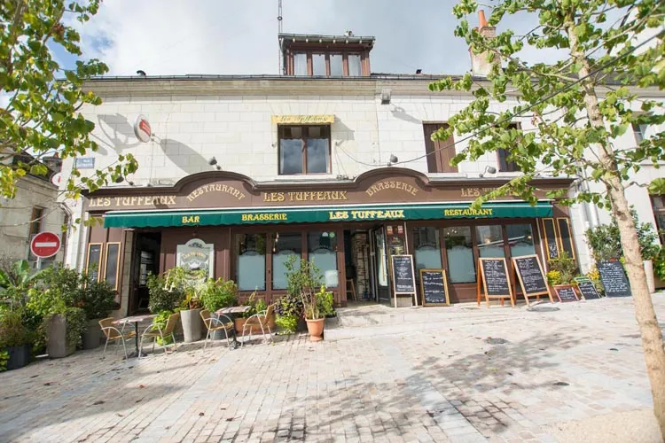 La façade du restaurant Les Tuffeaux sur la place, à Montrichard
