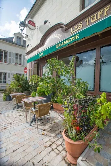 La terrasse et la façade des Tuffeaux, place de l’église à Montrichard