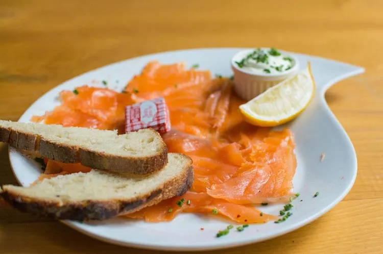 Saumon gravlax, crème ciboulette