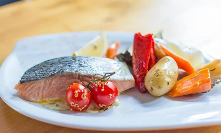 Filet de saumon rôti et ses légumes, cuisine revisitée des Tuffeaux