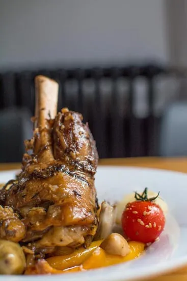 Souris d’agneau braisée servie aux Tuffeaux