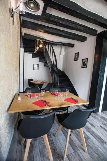Table dressée sous l’escalier ancien du restaurant