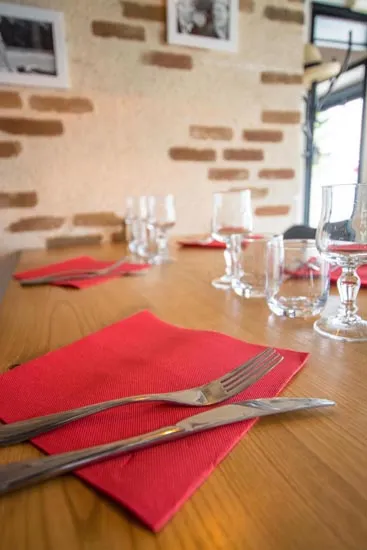 Table dressée sous les poutres de la salle des Tuffeaux