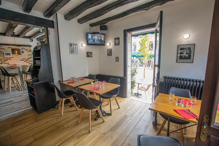 La salle du restaurant, poutres apparentes et parquet