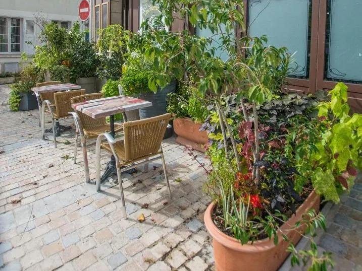 La terrasse des Tuffeaux sur la place pavée